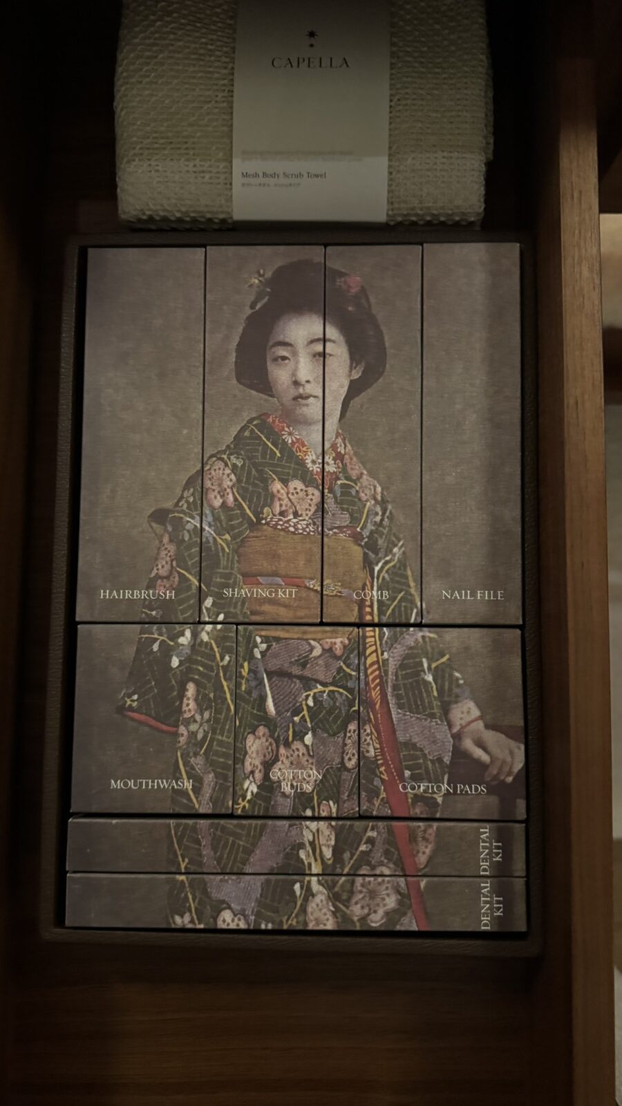 芸妓の姿絵をあしらったアメニティ