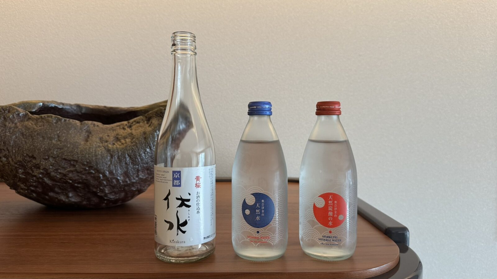 ホットキープのお出汁と伏水のボトル
