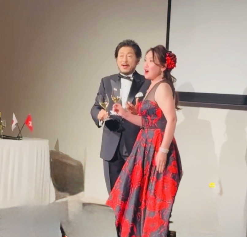 スイス『シャスラワイン』富裕層パーティーでの歌唱の様子