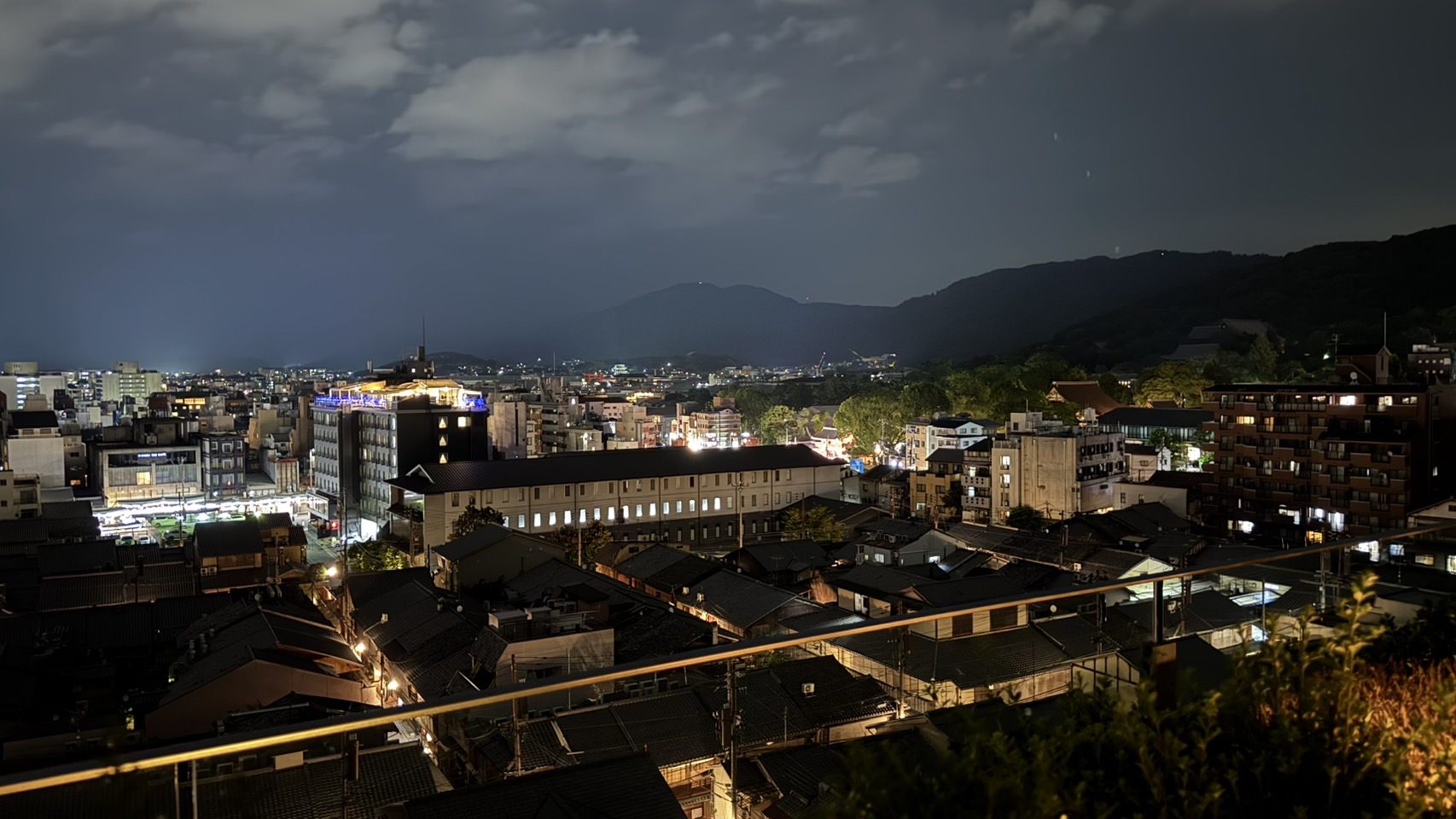 帝国ホテル京都から望む京都の夜景と東山