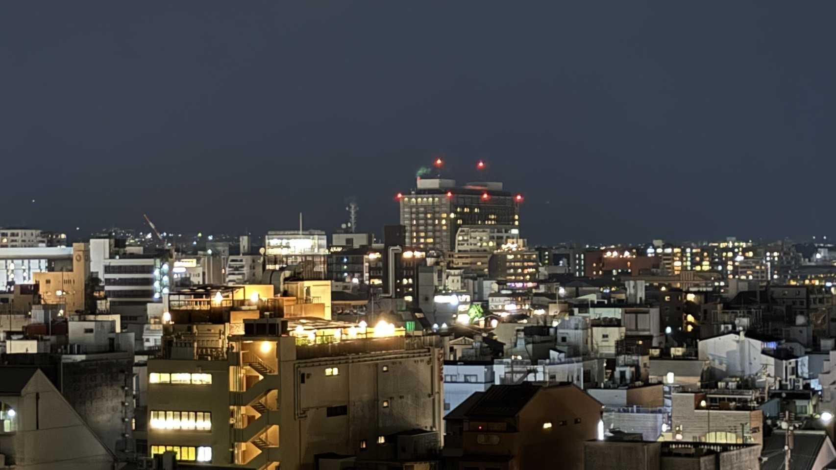 京都市街のビル群と灯りの夜景