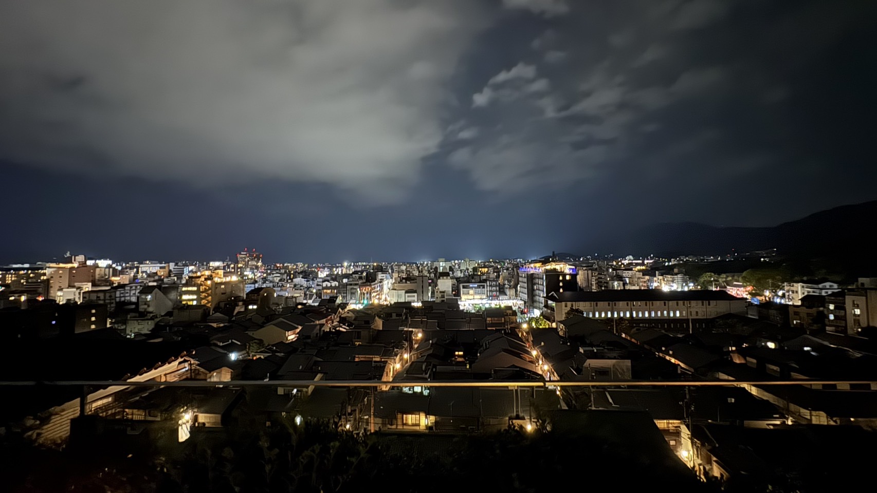 東山方面へ広がる夜のパノラマ