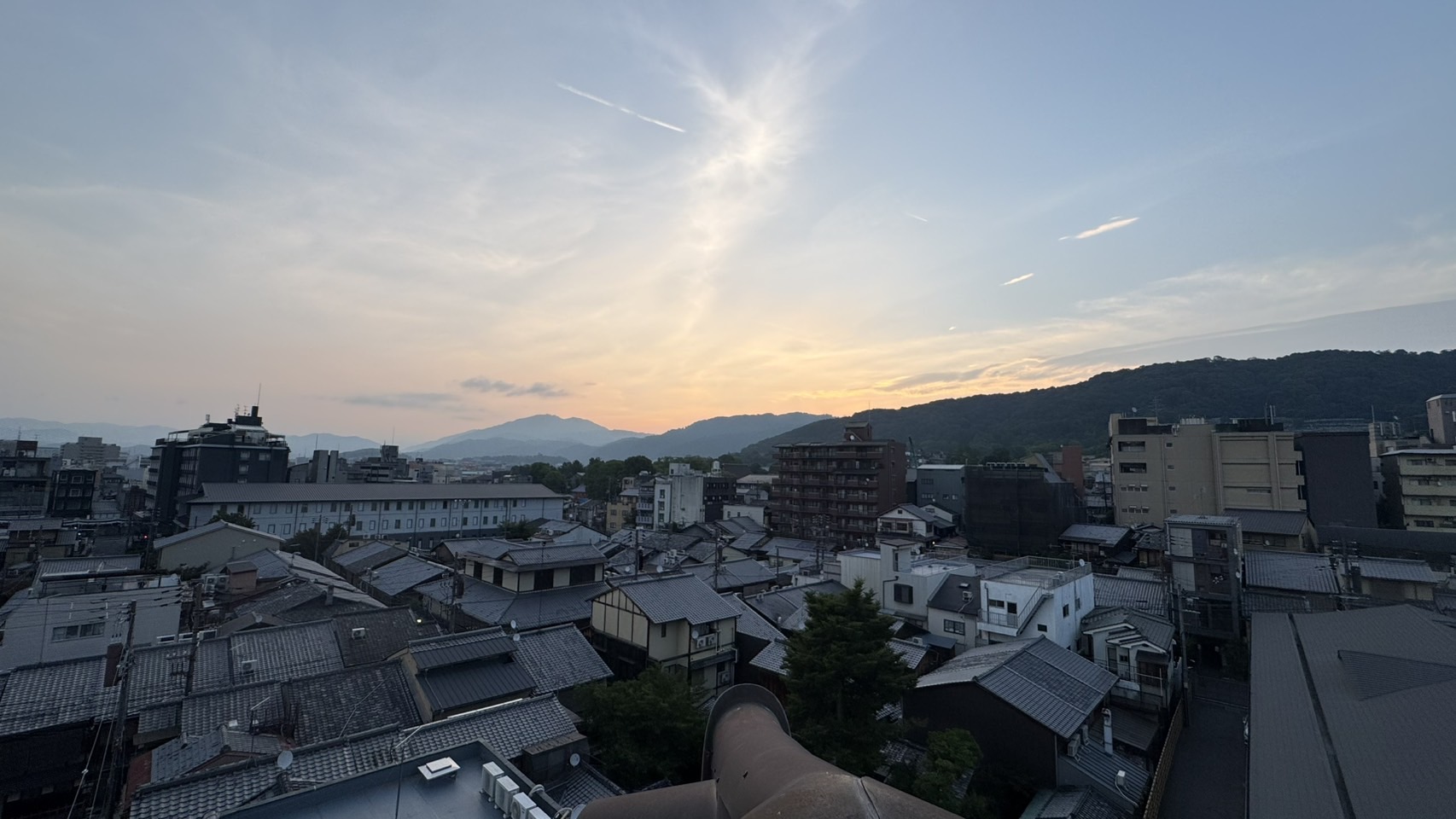 東山と瓦屋根の街並みに広がる夕景