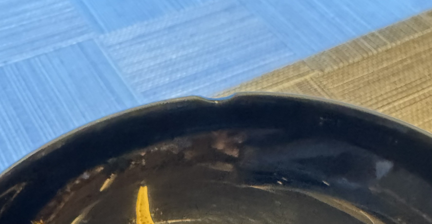お椀の縁にある蓋を開けやすくする切り込みの仕掛け