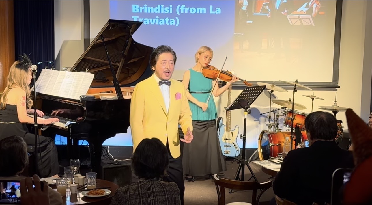 黄色ジャケットでの歌唱とヴァイオリンの共演