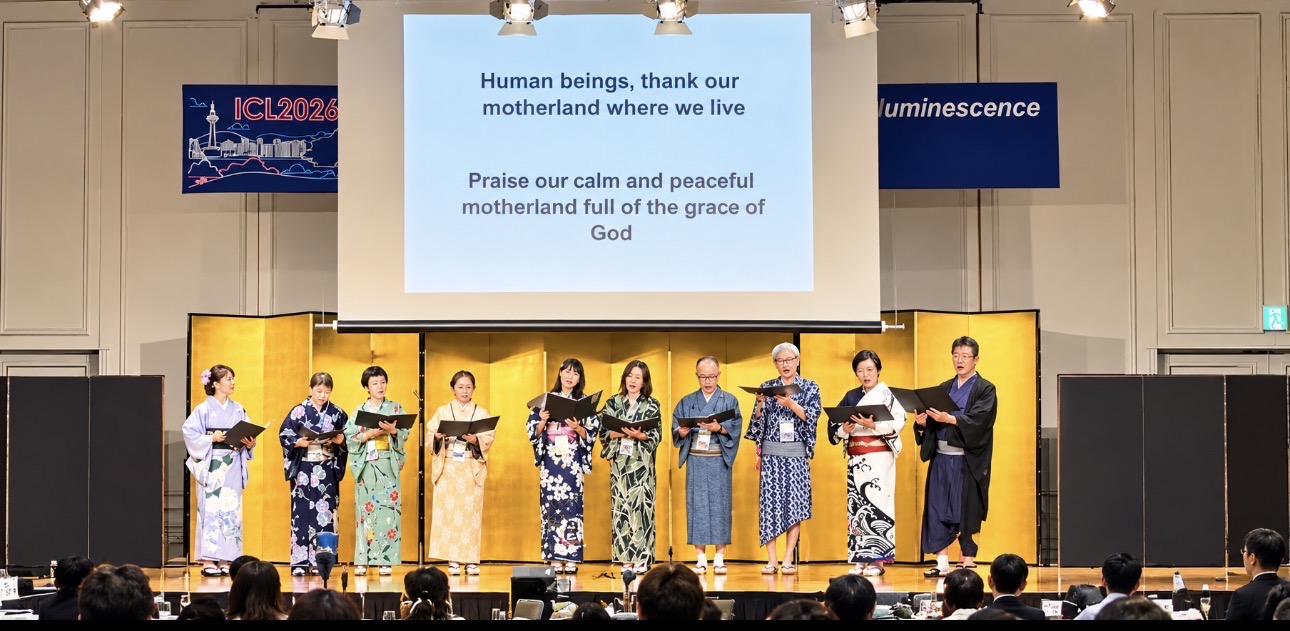 ICL学会で大地讃頌を歌う京大OB・OGの合唱団