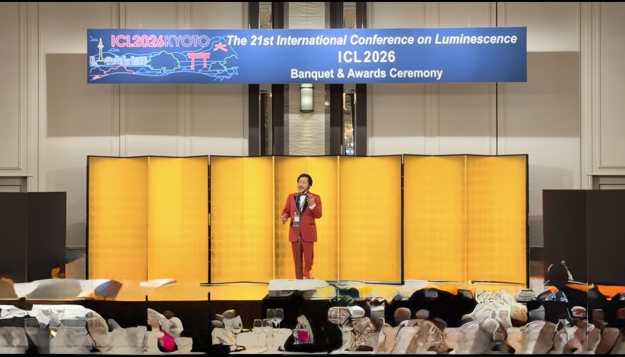 ICL学会の会場で歌唱する小栗成男