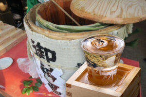 酒樽と升に入った日本酒